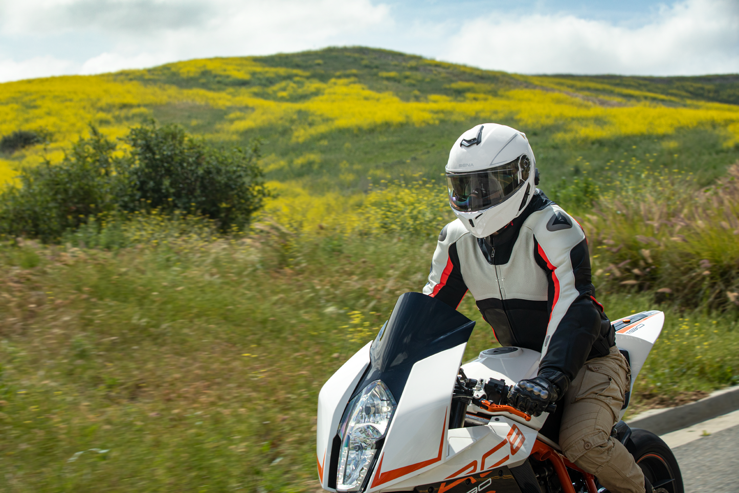 SENA Outrush R Helmet 2XL in White – Model OUTRUSHR-GWXXL3 with Bluetooth 5.0 and HD Speakers