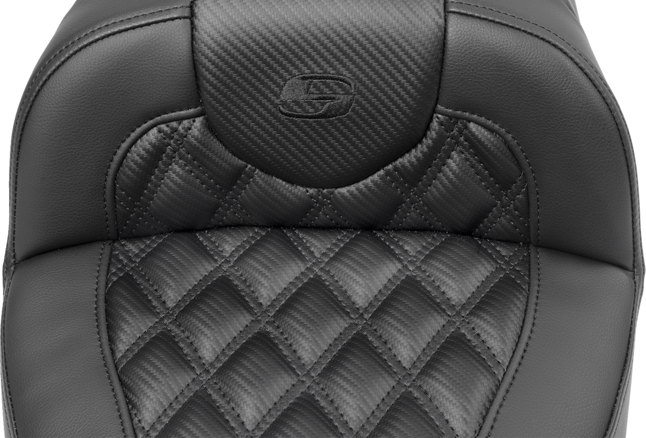 SADDLEMEN Roadsofa™ Extended Reach Seat for FLTR/FLHX 2023-2024 with Carbon Fiber Finish and Lattice Stitch
