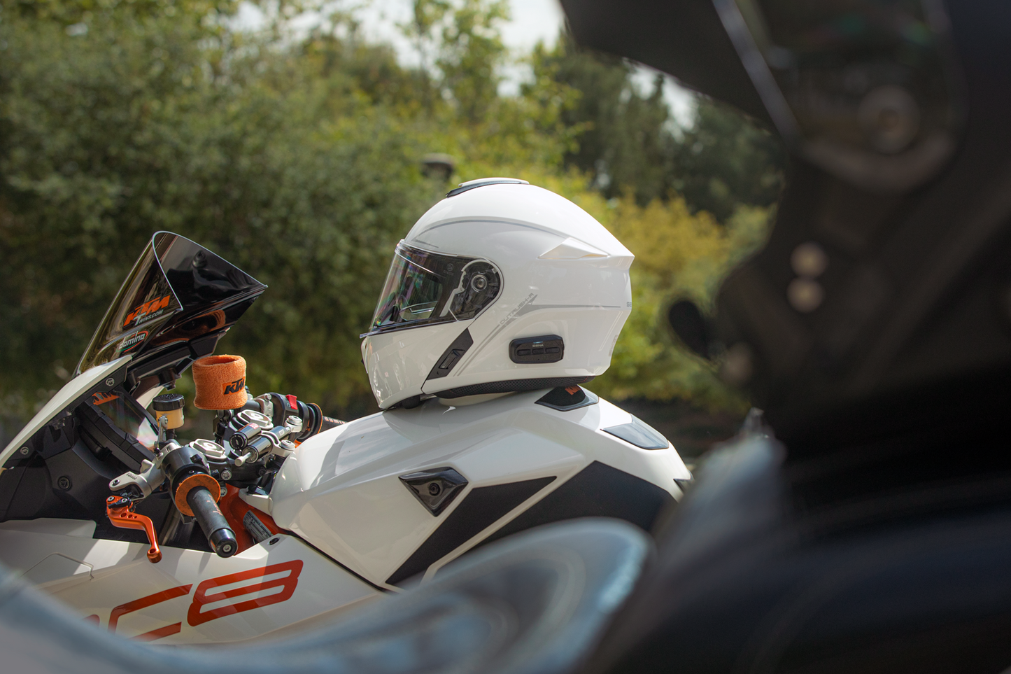 SENA Outrush R Helmet - White - Medium (Part #OUTRUSHR-GW00M3)