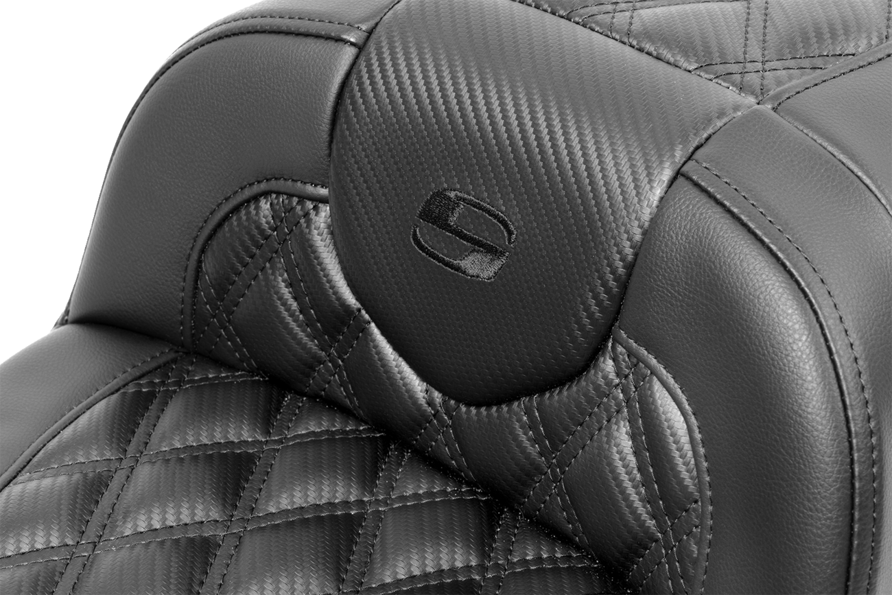 SADDLEMEN Roadsofa™ Extended Reach Seat for FLTR/FLHX 2023-2024 with Carbon Fiber Finish and Lattice Stitch