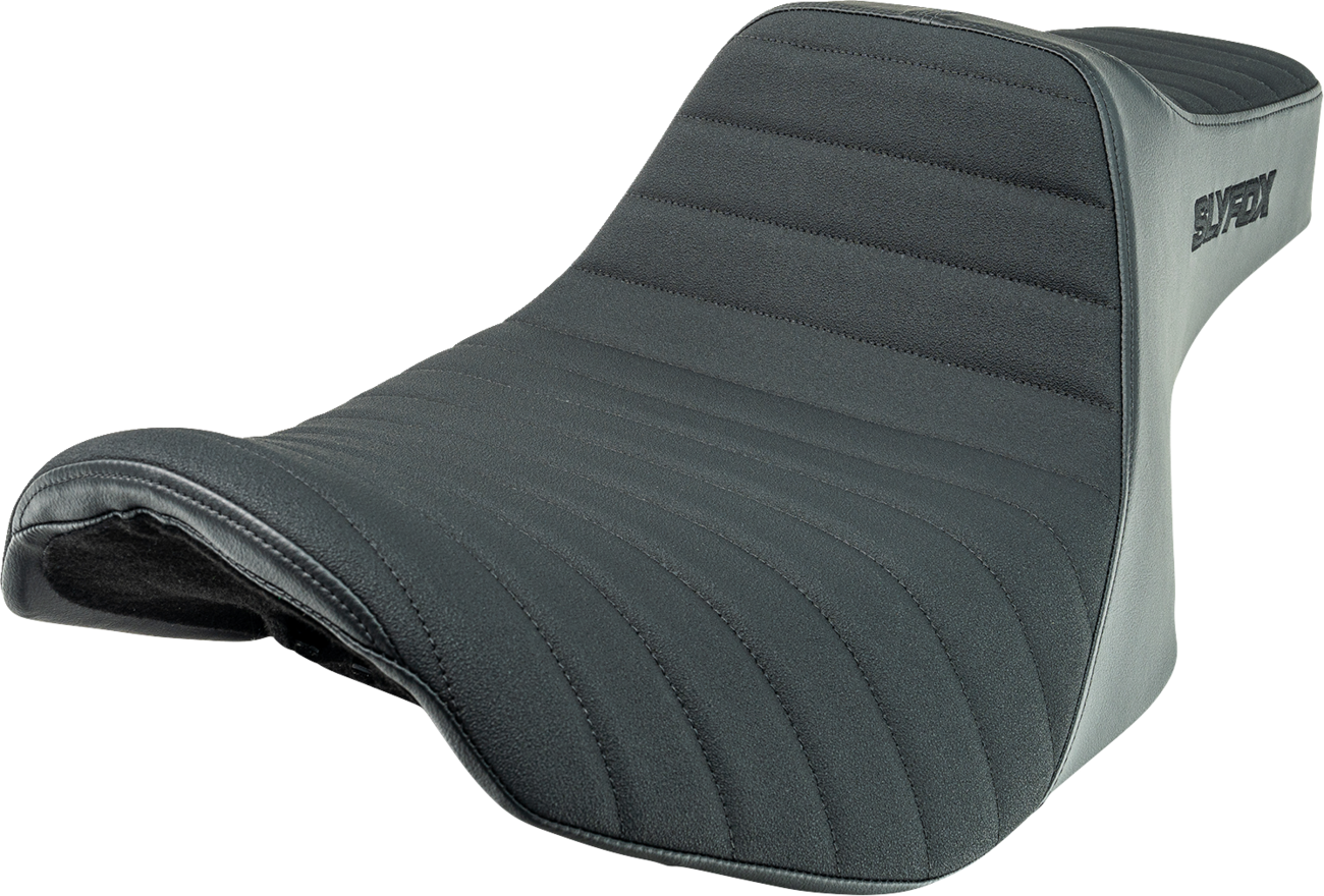 SLYFOX High Noon Seat for FLH/FLT 2023-2024 – Vinyl with Classic Stitch and Black Logo – Part Number 4704A-SlyFox