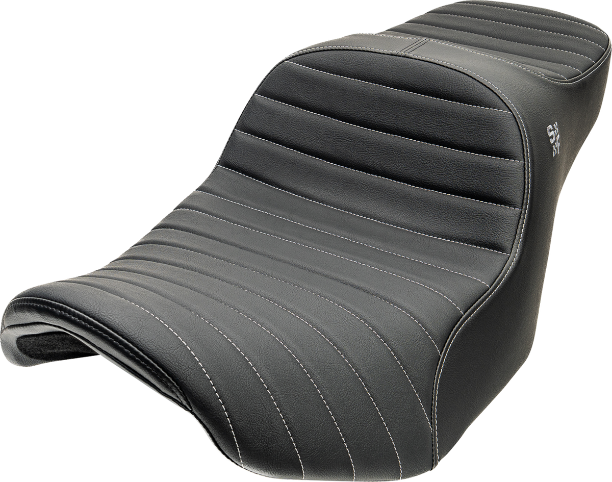 SLYFOX Chariot Seat 4729B for Harley-Davidson FLH/FLT 2023.5–2026, Silver Classic Stitch with Silver Logo