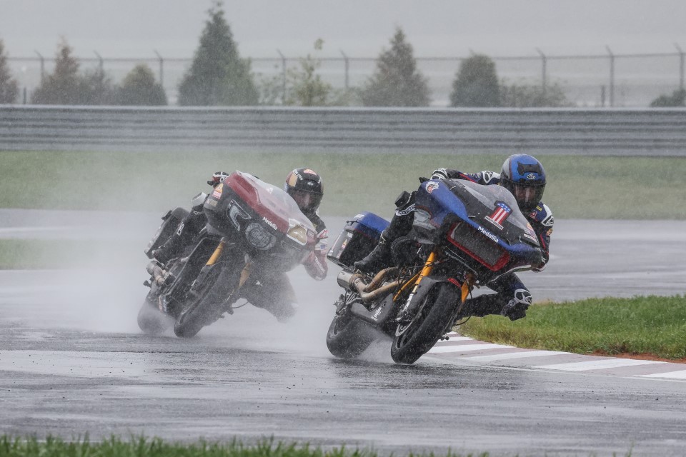 harley-davidson bagger racing in the rain